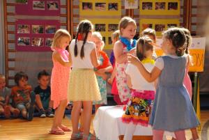 Vrtčevski otroci pomahali vrtcu v slovo 17